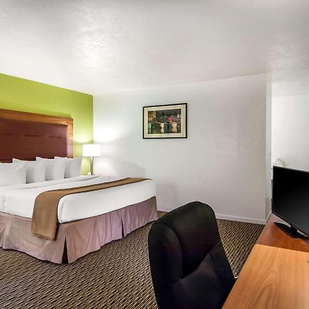 Quality Inn & Suites At Coos Bay North Bend Bagian luar foto