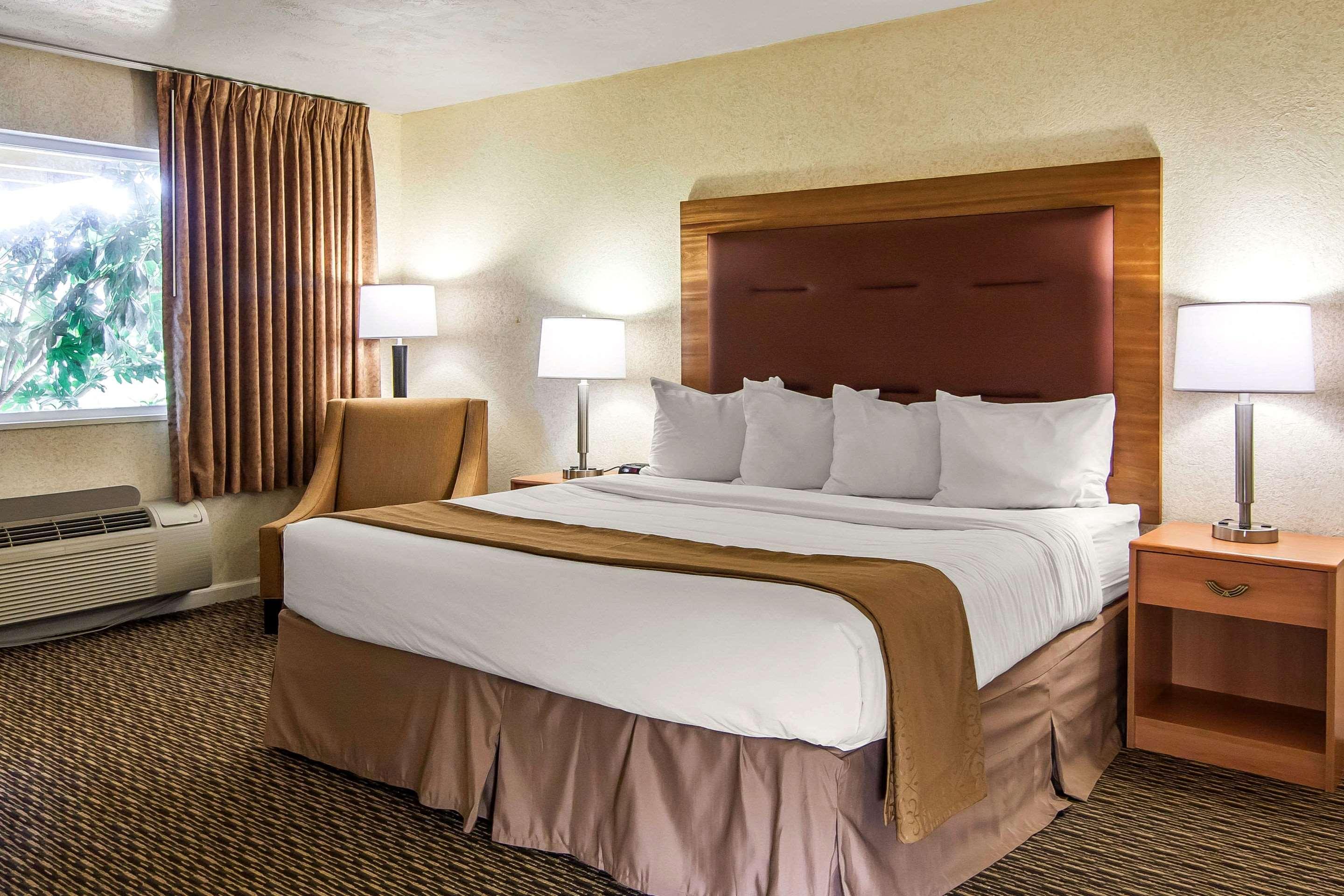Quality Inn & Suites At Coos Bay North Bend Bagian luar foto