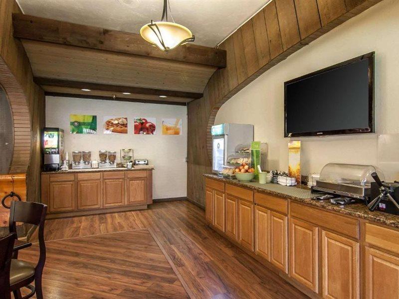 Quality Inn & Suites At Coos Bay North Bend Bagian luar foto