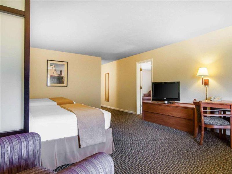 Quality Inn & Suites At Coos Bay North Bend Bagian luar foto