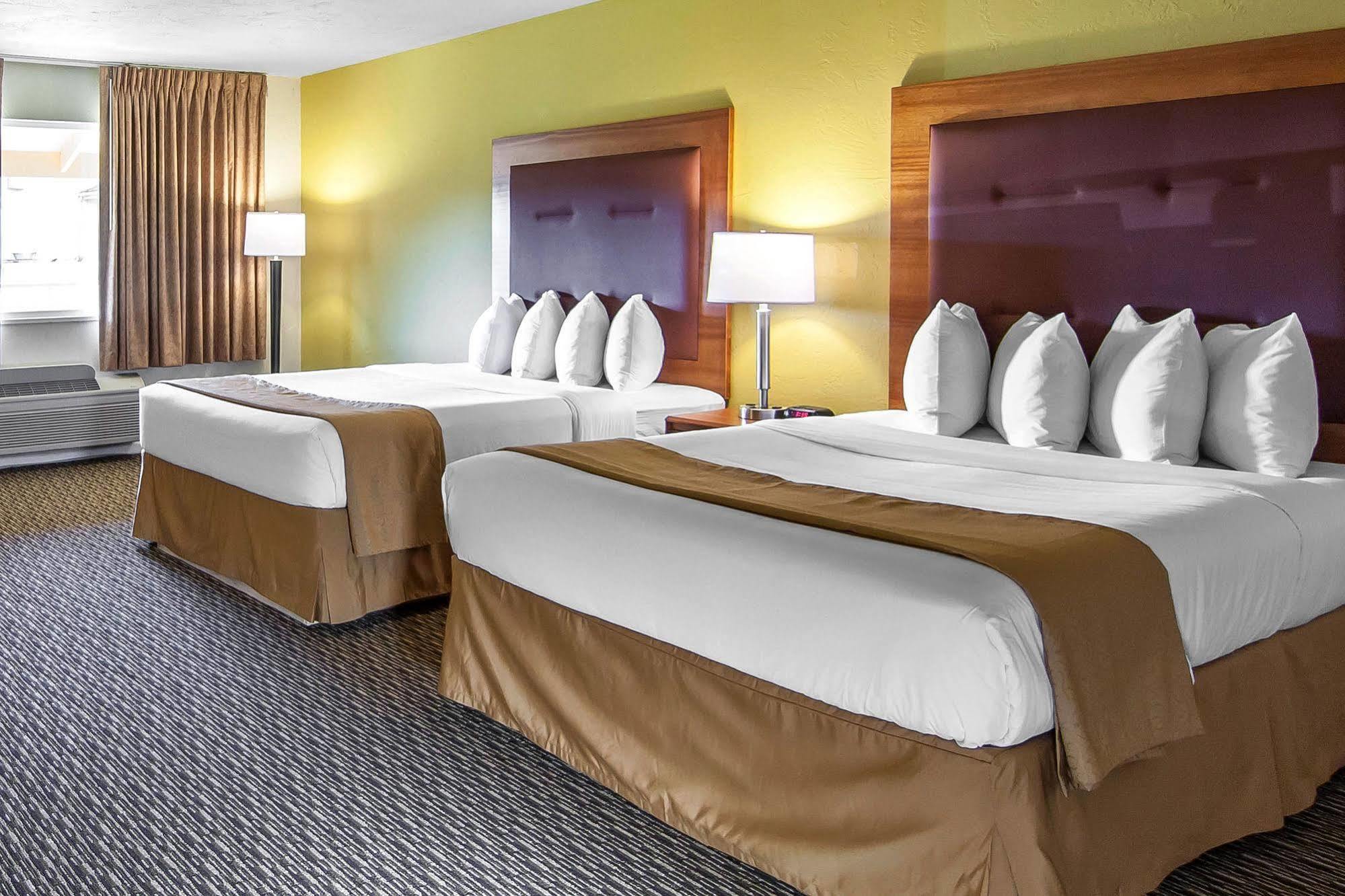 Quality Inn & Suites At Coos Bay North Bend Bagian luar foto